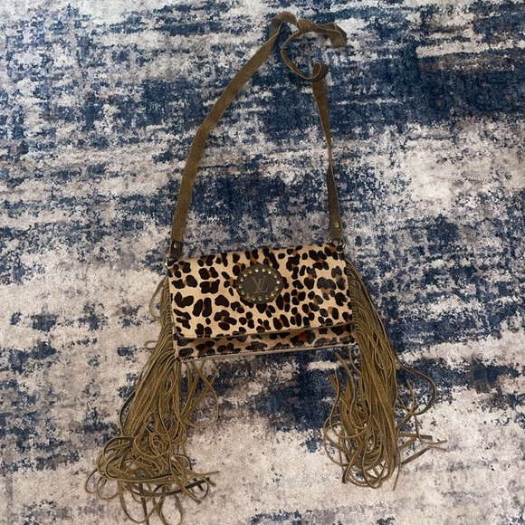 Adorable LV leather fringe crossbody - Picture 6 of 10